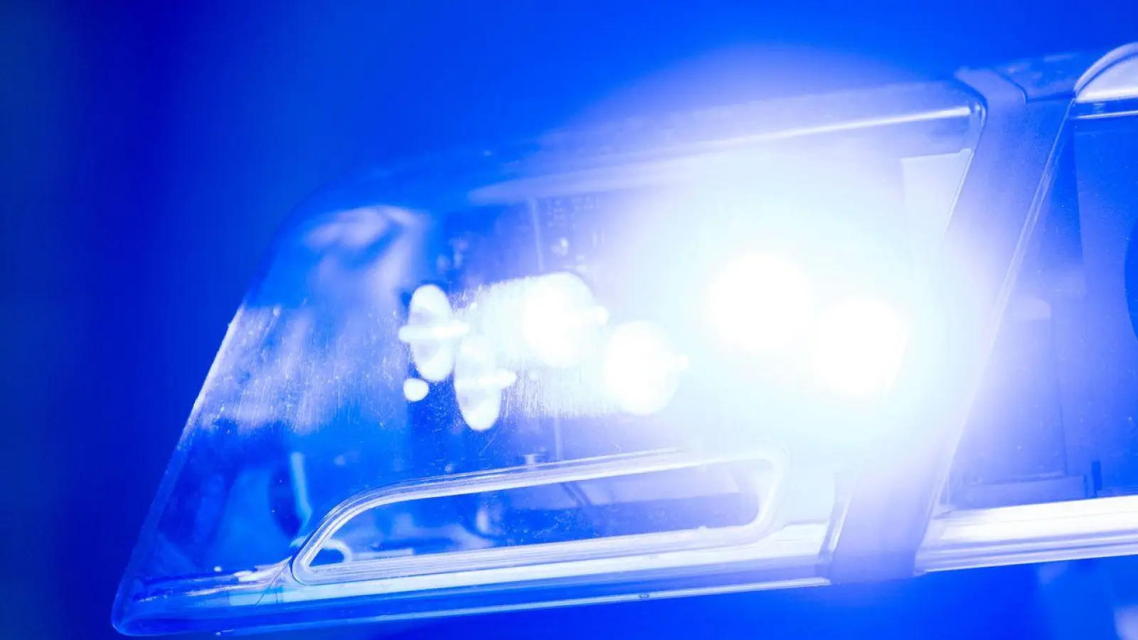 Nach vermehrten Glätteunfällen in Bayern mahnt die Polizei Verkehrsteilnehmer zur Vorsicht. (Symbolbild) (Foto: Lino Mirgeler/dpa)