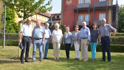 Vor ihrer alten Schule – heute ein Ämtergebäude und ein Gästetrakt des Allee Hotels – stehen die eigens angereisten Neustädter Abiturienten (und mit Heide Wägner – Bildmitte – eine Abiturientin) des Jahrgangs 1959 mit ihren Ehefrauen. (Foto: Patrick Lauer)