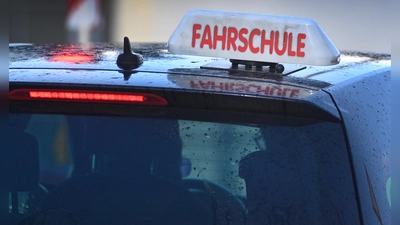 Gerade im ländlichen Raum bedeutet der Führerschein Unabhängigkeit für junge Erwachsene. Der Weg dahin ist jedoch teuer. Die Stadt Ansbach greift Pflegekindern dabei unter die Arme. (Symbolbild: Jim Albright)