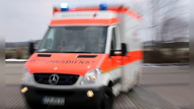 Der Mann wurde verletzt ins Krankenhaus gebracht. (Symbolbild) (Foto: Stephan Jansen/dpa)