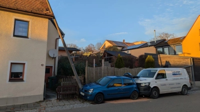 Ein kurioser Unfall ereignete sich am Dienstag in Schillingsfürst. Ein Kleintransporter rollte auf ein Auto, das wiederum eine Straßenlaterne zu Fall brachte. (Foto: PI Rothenburg)