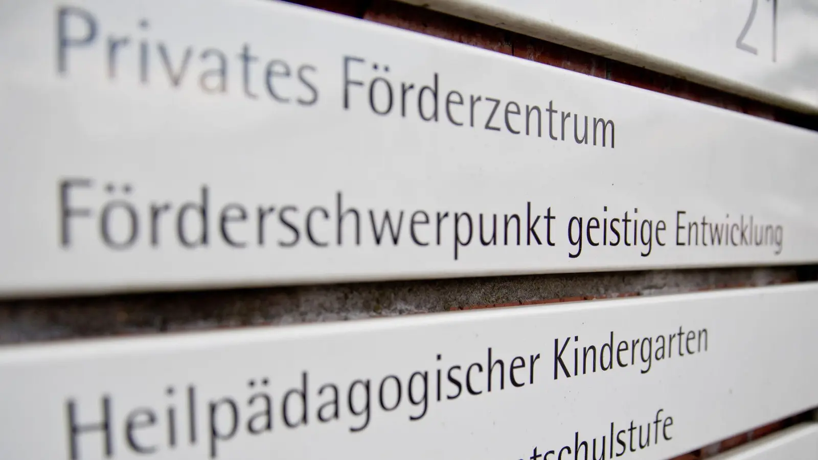 An Förderzentren mit Schwerpunkt geistige Entwicklung fehlen derzeit rund 300 Plätze (Archivfoto). (Foto: picture alliance / dpa)