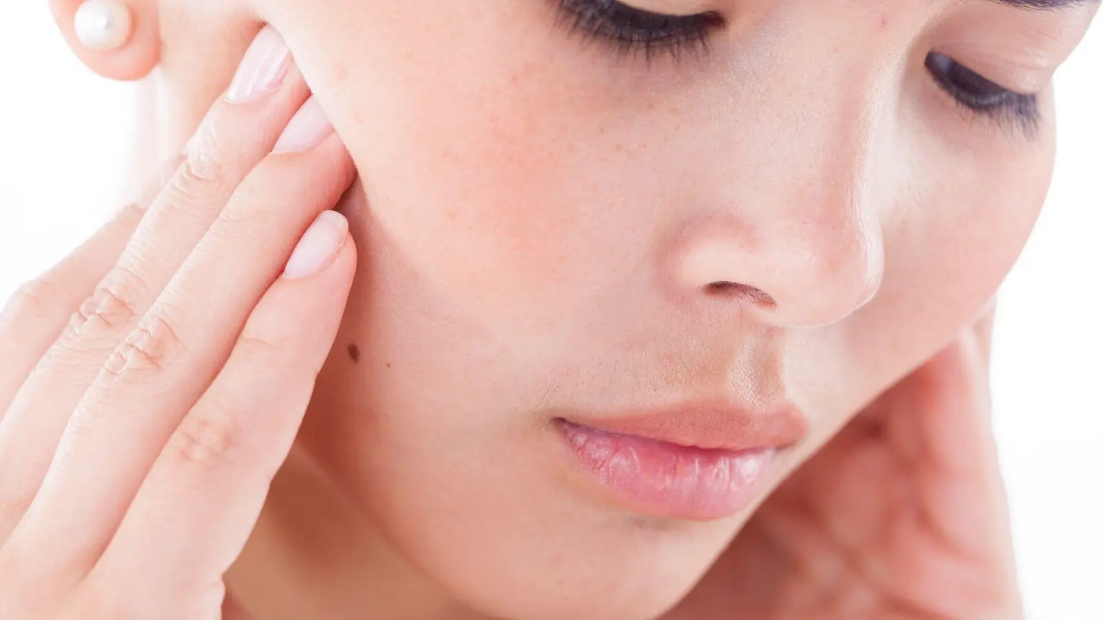 Druck im Oberkiefer: Treten bei einer Erkältung Zahnschmerzen auf, kann es sich um eine Nasennebenhöhlenentzündung handeln. (Foto: Christin Klose/dpa-tmn)