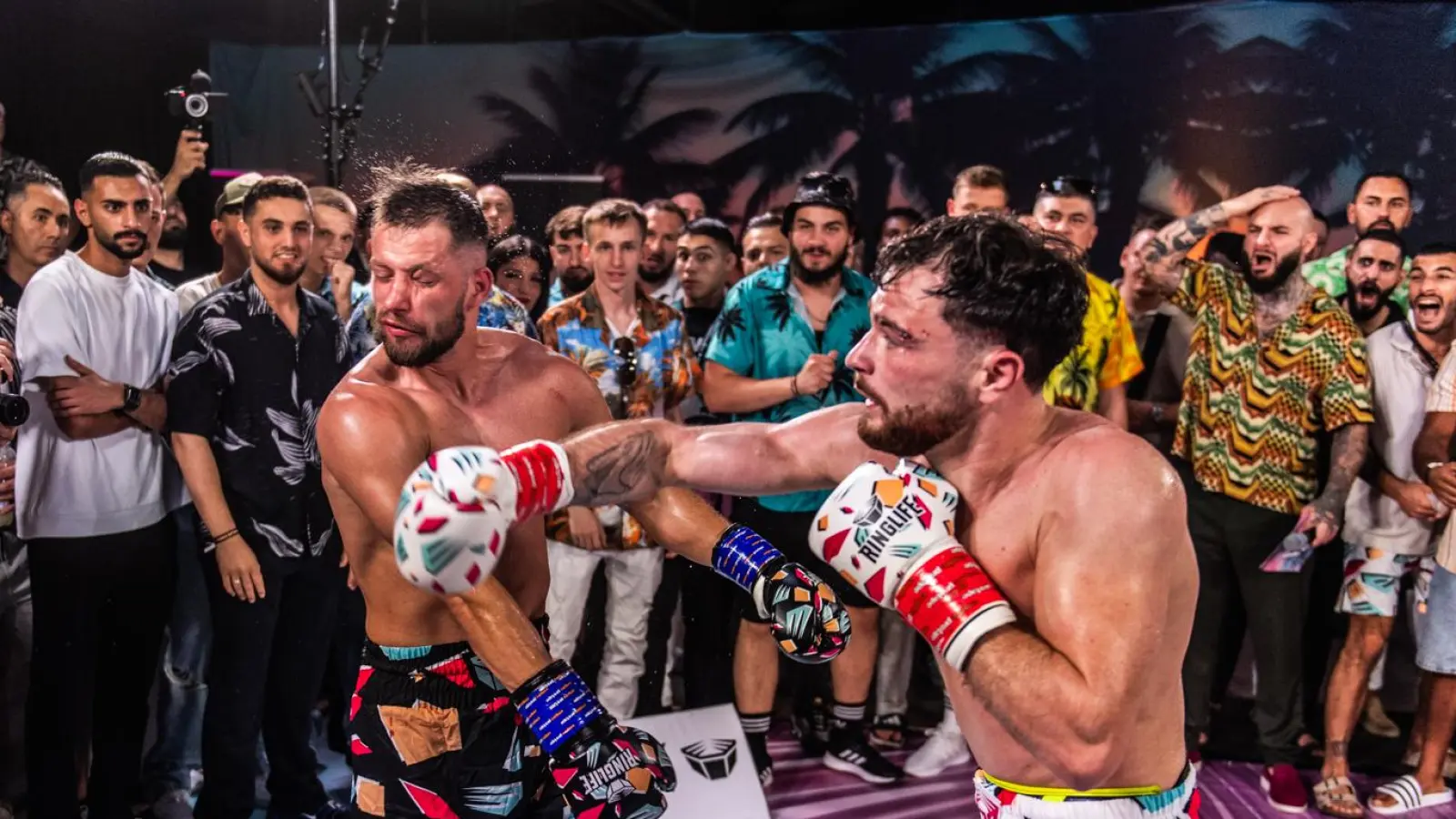 Die Rechte sitzt: Deniel Krotter (rechts) boxt gegen Richard Toth. (Foto: Seven Sport/Pervin Inan-Serttas)