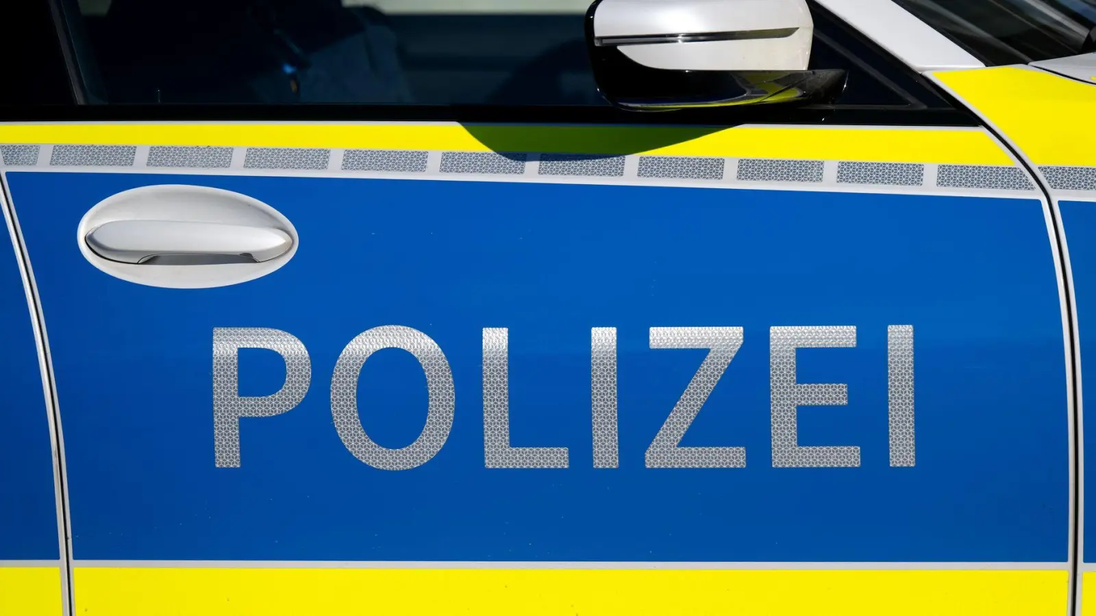 Die Polizei ermittelte den Lkw-Fahrer, der in Egenhausen eine Straßenlaterne umfuhr. (Symbolbild: Sven Hoppe/dpa)