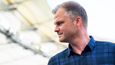 Stuttgarts Sportdirektor Fabian Wohlgemuth geht positiv in die Relegationsspiele gegen den HSV. (Foto: Tom Weller/dpa)