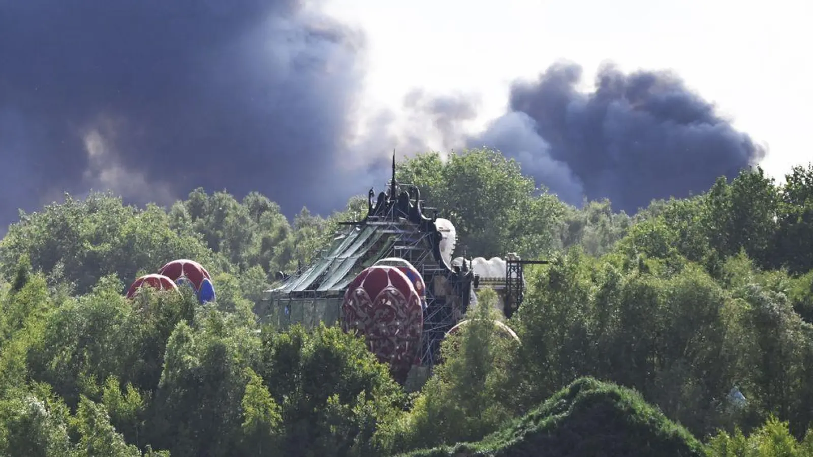 Auf dem Gelände des Tomorrowland-Festivals in Boom wütet ein schwerer Brand. (Foto: Tom Goyvaerts/Belga/dpa)