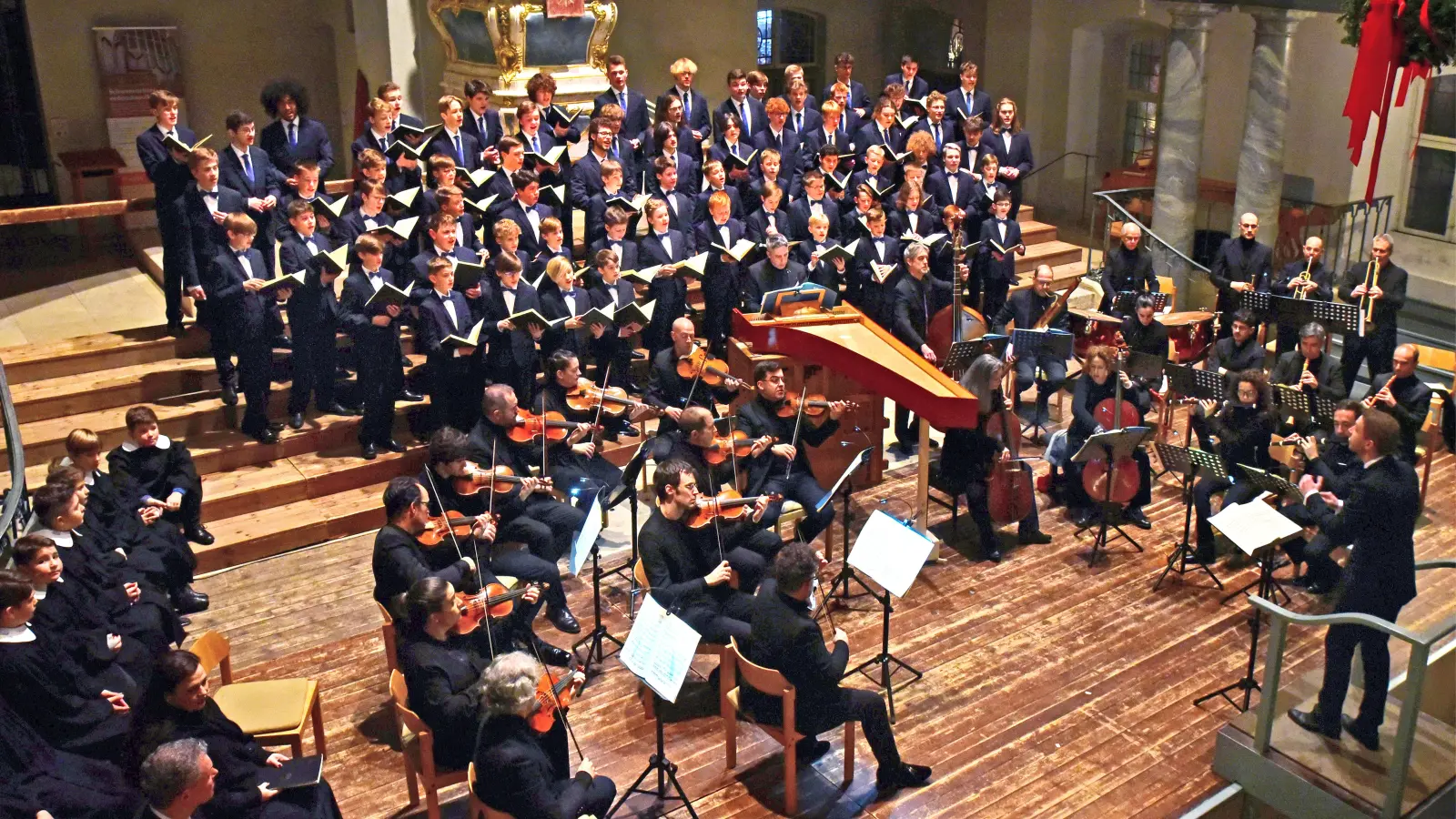 Der Windsbacher Knabenchor in der Kirche St. Gumbertus in Ansbach: Internatsleiter Pfarrer Bernd Töpfer tritt ab. (Archivbild: Sarina Schwinn)