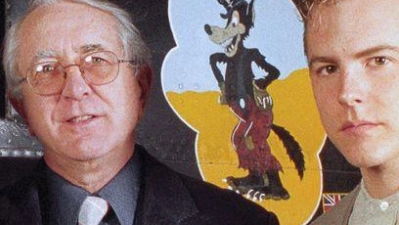 Der britische Spionagethriller-Autor Len Deighton (Mitte) ist im Alter von 97 Jahren gestorben. (Archivbild) (Foto: Sean Dempsey/PA Wire/dpa)