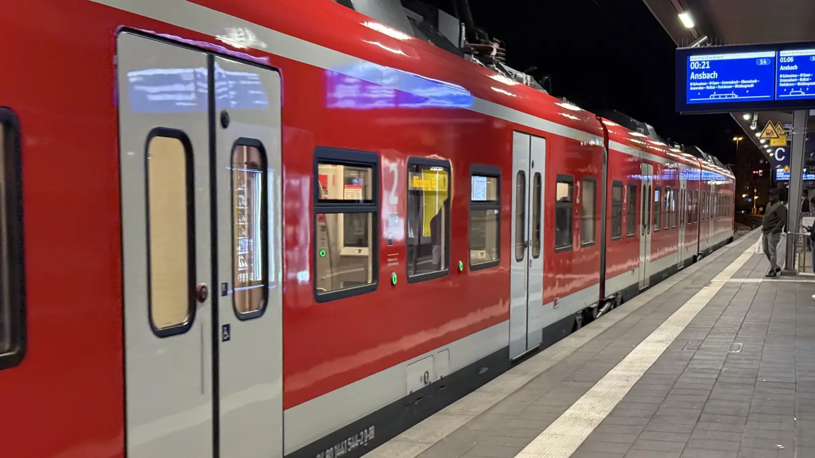 Über vier Wochen lang rollen die S-Bahnen abends nicht immer wie gewohnt von Ansbach zum Gleis 22 im Nürnberger Hauptbahnhof. (Foto: Manfred Blendinger)