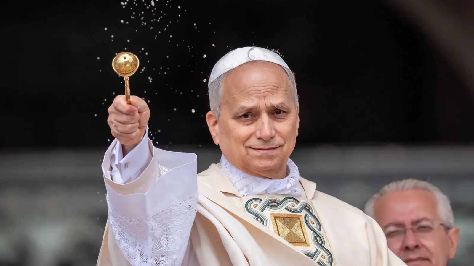 Segen für die Menschen: Papst Leo. (Foto: Michael Kappeler/dpa)