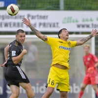 Mirko Puscher (in Schwarz) bereitete nicht nur das Siegtor gegen Bayreuth vor, er hielt auch im Zweikampf dagegen, so wie hier gegen Denis Latifovic. (Foto: Martin Rügner)