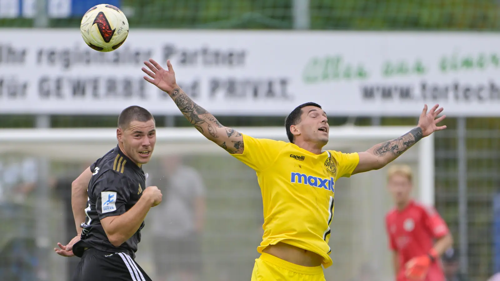 Mirko Puscher (in Schwarz) bereitete nicht nur das Siegtor gegen Bayreuth vor, er hielt auch im Zweikampf dagegen, so wie hier gegen Denis Latifovic. (Foto: Martin Rügner)