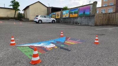 Mit ein paar Bildern an den Wänden und am Boden sowie einer neuen Bepflanzung hat die Bahn den Parkplatz an der Tunitzstraße ein wenig aufgehübscht. (Foto: Robert Maurer)