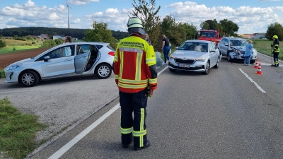 Blechschaden in fünstelliger Höhe entstand bei einem Unfall auf der Bundesstraße 8 zwischen Bräuersdorf und Plankstatt (Foto: Feuerwehr/Rainer Weiskirchen)