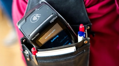 Händler und Gastronomen bestimmen, welche Zahlungsarten akzeptiert werden: Ein Anspruch auf Bar- oder Kartenzahlung besteht nicht. (Foto: Sina Schuldt/dpa)