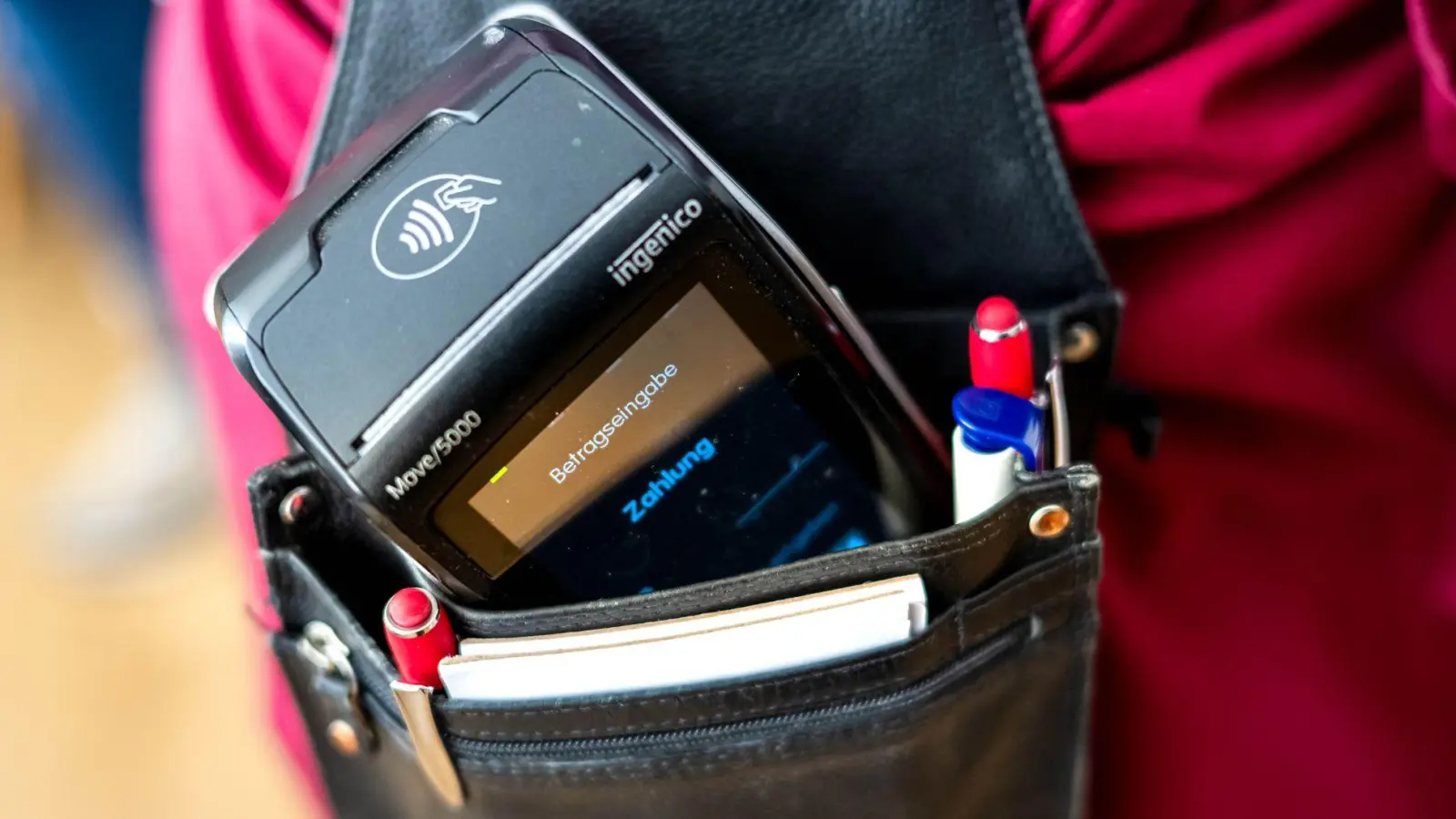 Händler und Gastronomen bestimmen, welche Zahlungsarten akzeptiert werden: Ein Anspruch auf Bar- oder Kartenzahlung besteht nicht. (Foto: Sina Schuldt/dpa)