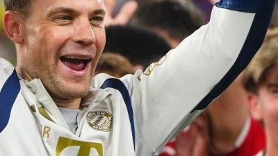 Kapitän Neuer reckt den Pokal in die Höhe. (Foto: Chan Long Hei/AP/dpa)