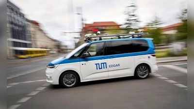 Unterwegs auf Prüfungsfahrt: Ein autonomes Fahrzeug - hier ein Forschungswagen der Technischen Universität München - bewegt sich im Berliner Straßenverkehr.  (Foto: Michael Ukas/dpa)