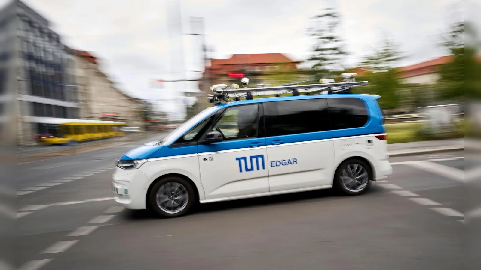 Unterwegs auf Prüfungsfahrt: Ein autonomes Fahrzeug - hier ein Forschungswagen der Technischen Universität München - bewegt sich im Berliner Straßenverkehr.  (Foto: Michael Ukas/dpa)