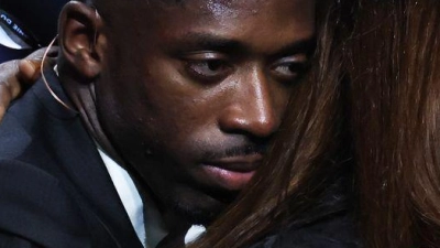 Mutter und Sohn: Ousmane Dembélé denkt nach dem Gewinn des Ballon d&#39;Or an seine Familie. (Foto: Gao Jing/XinHua/dpa)