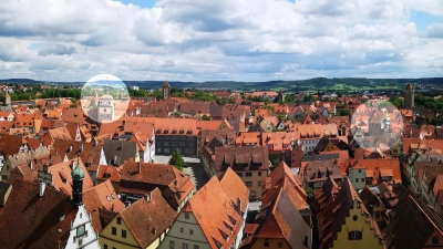 Vor 750 Jahren war Rothenburg deutlich kleiner, als es die heutige Altstadt ist. Der östliche Abschnitt der damaligen Mauer verlief zwischen dem Weißen Turm und dem Markusturm (jeweils hell markiert). Der dahinterliegende Bereich bis zur bis heute erhaltenen zweiten Stadtmauer mit ihren markanten Türmen kam erst später dazu. (Foto: Jürgen Binder)