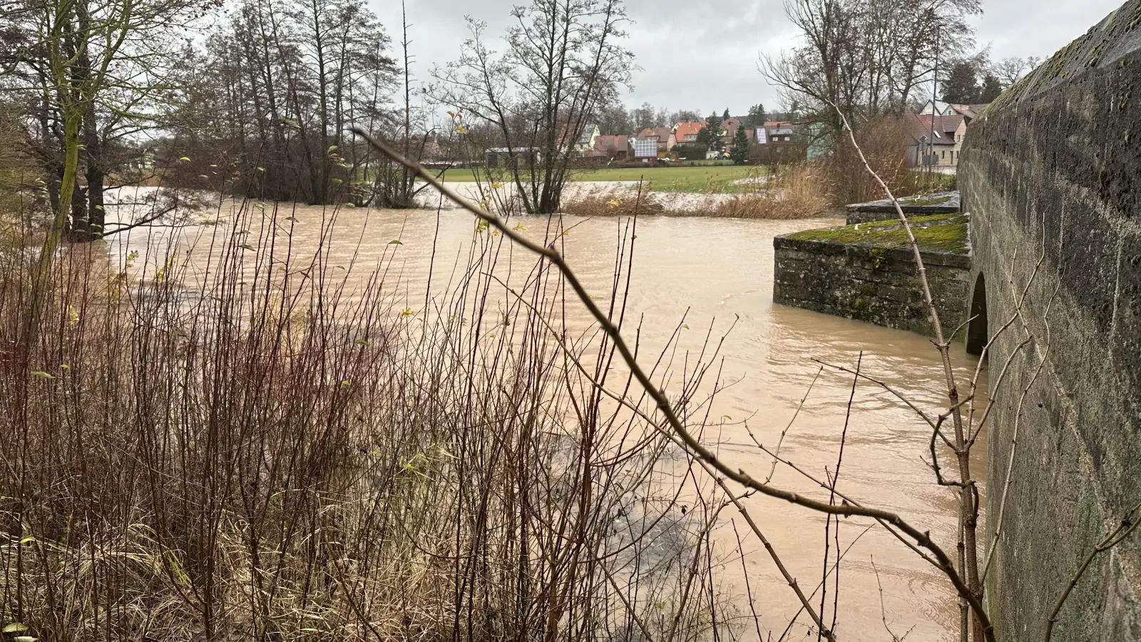 Zu einem breiten Fluss wurde die Altmühl an der Brücke von Leutershausen. (Foto: Gudrun Bayer)