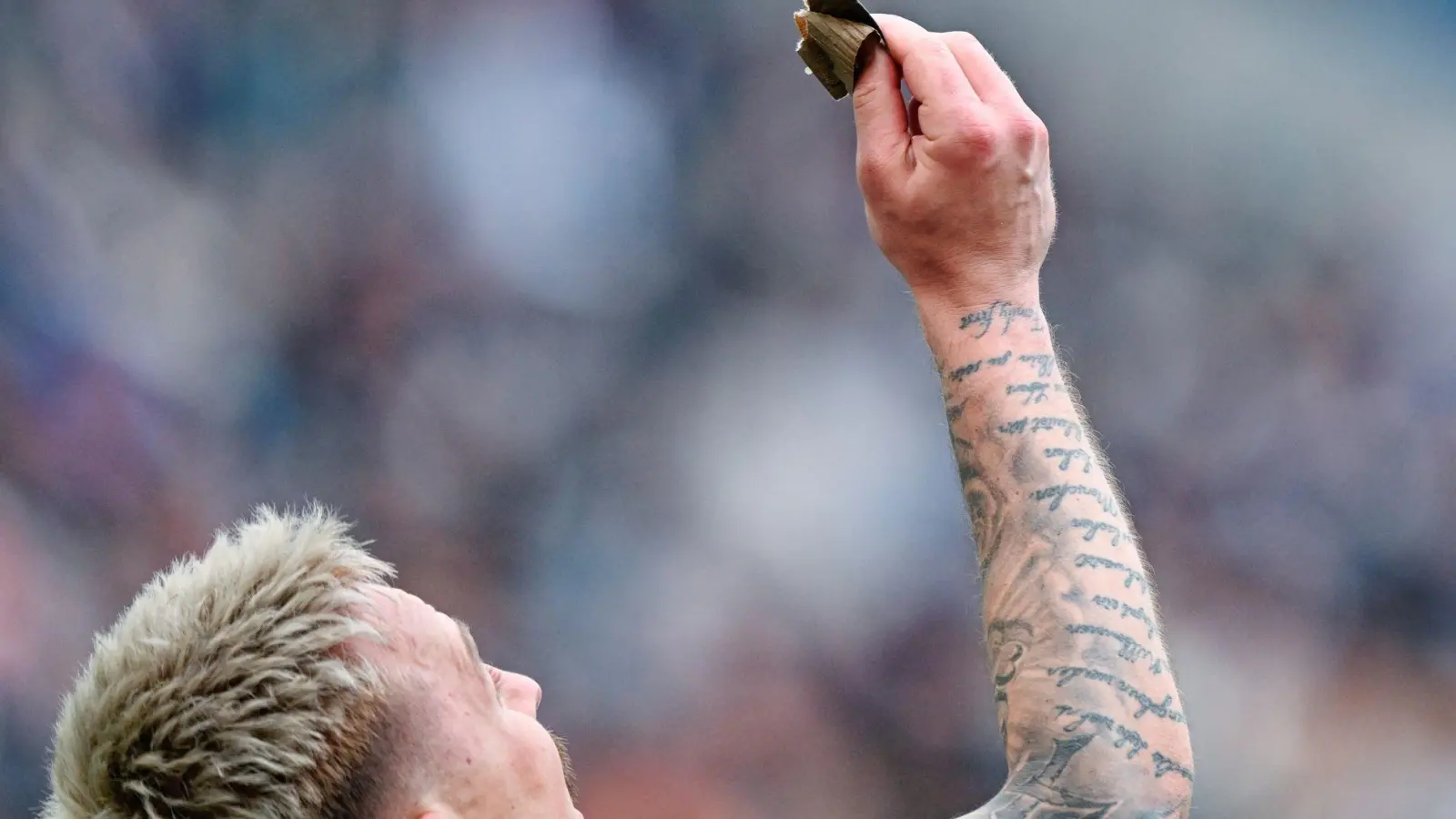 Glücksbringer unter dem Schienbeinschoner: der Mainzer Doppeltorschütze Phillip Tietz.  (Foto: Uwe Anspach/dpa)