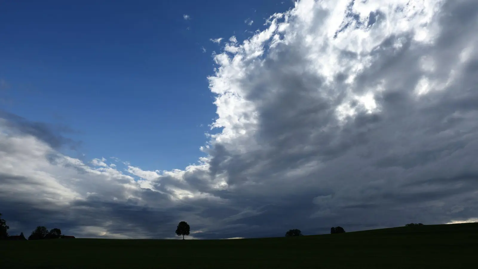 Das Wetter in Bayern bleibt durchwachsen.  (Foto: Karl-Josef Hildenbrand/dpa)