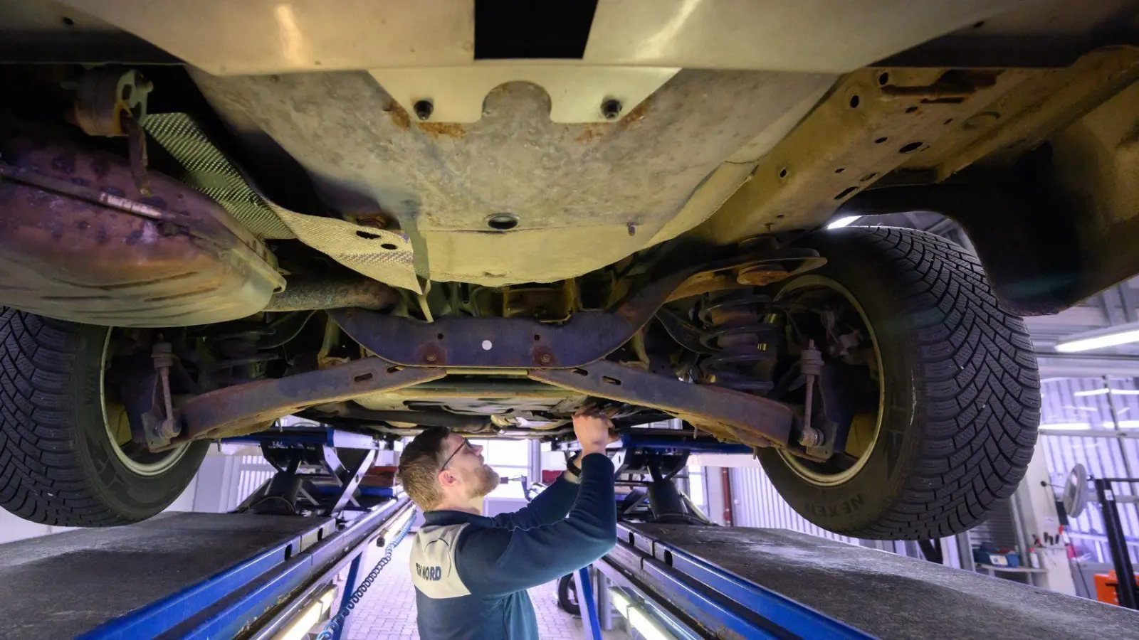 Mehr als jeder fünfte Wagen wies bei der Hauptuntersuchung zuletzt erhebliche oder sogar gefährliche Mängel auf. (Archivbild)h (Foto: Julian Stratenschulte/dpa)