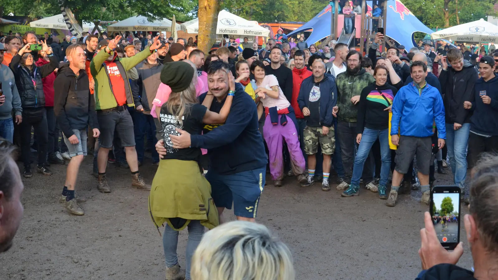 Die Menge ist begeistert. (Foto: Yvonne Neckermann)