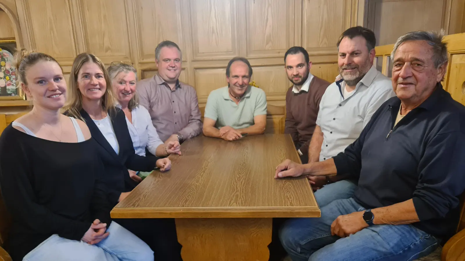 Sie wollen in den Ipsheimer Gemeinderat einziehen (von links): Laura Popp, Gabi Schöttle, Ingrid Riedel, Stefan Eber, Norbert Kopp, Felix Windisch, Jochen Prinzkosky und Karl Riedel. (Foto: Anna Franck)