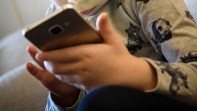 Ab neun Jahren haben die meisten Kinder in Deutschland ein eigenes Smartphone. (Symbolbild) (Foto: Hans-Jürgen Wiedl/ZB/dpa)