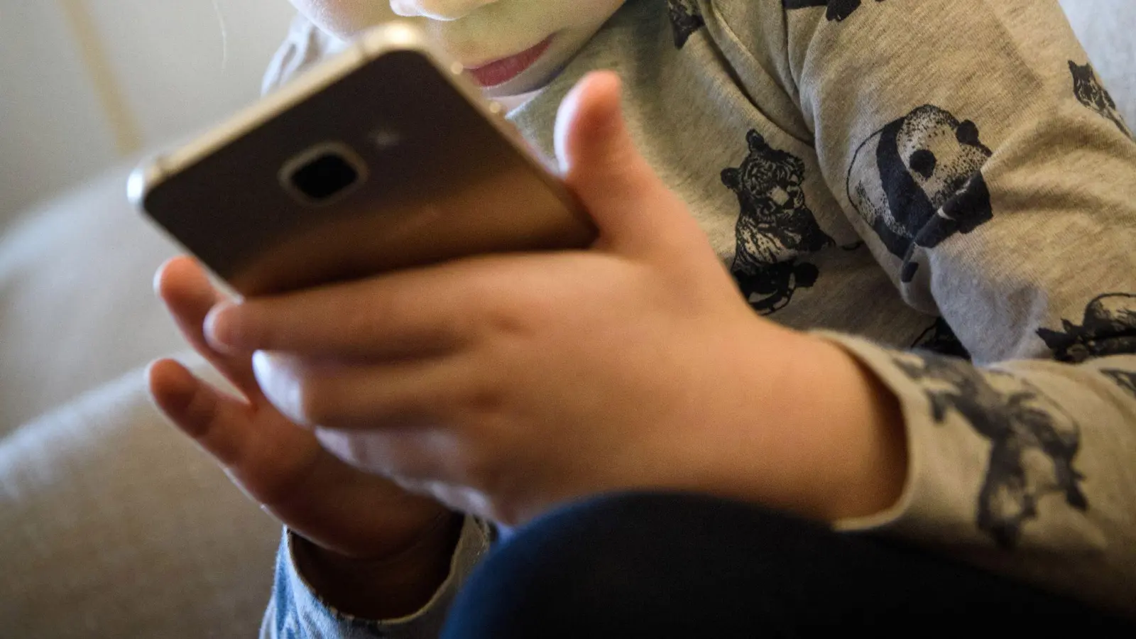 Ab neun Jahren haben die meisten Kinder in Deutschland ein eigenes Smartphone. (Symbolbild) (Foto: Hans-Jürgen Wiedl/ZB/dpa)
