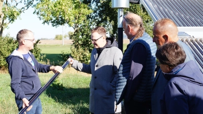 Nahwärme-Geschäftsführer Christian Zink (links) zeigte dem Landrat ein Heizelement, wie es Teil der großen Solarthermie-Anlage ist. (Foto: Anita Dlugoß)