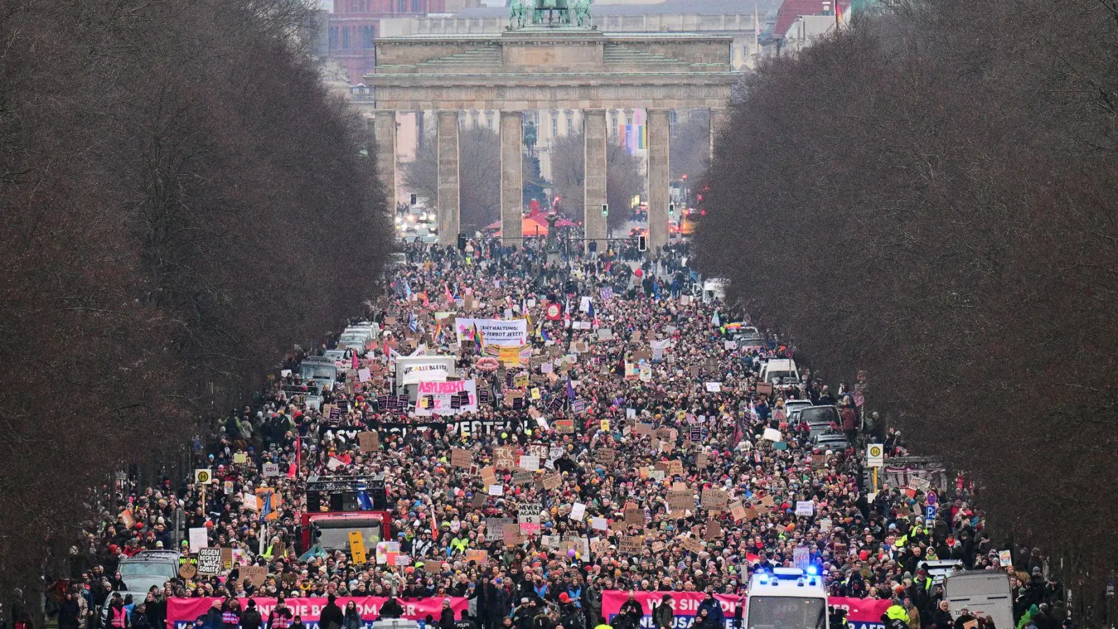 Zahlreiche Menschen demonstrieren in Berlin für die „Brandmauer”, also eine Abgrenzung der Union zur AfD. (Foto: Sebastian Christoph Gollnow/dpa)