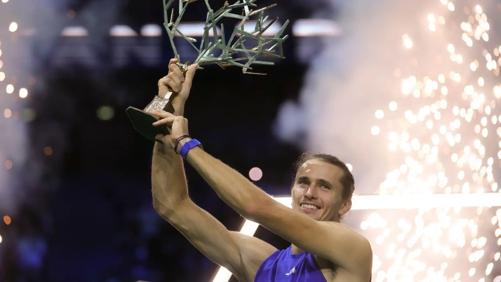 Alexander Zverev jubelt über den Turniersieg in Paris. (Foto: Thibault Camus/AP/dpa)