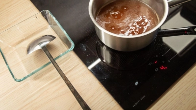 Fettige Brühe: Wie lässt sich überschüssiges Fett von der Oberfläche entfernen? (Foto: Christin Klose/dpa-tmn)