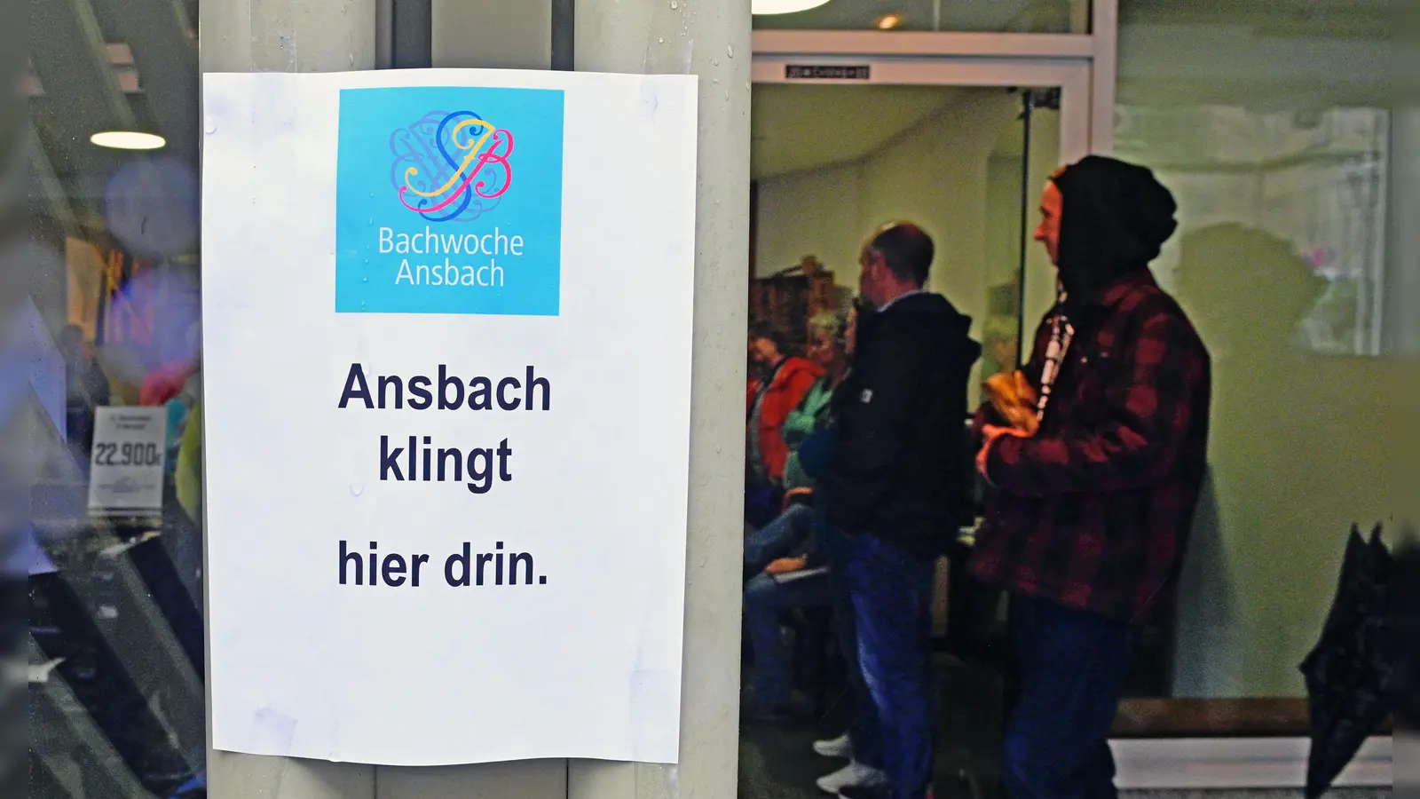 Mit „Ansbach klingt” bringt die Bachwoche in die Innenstadt. Ins Wasser gefallen sind die Musikdarbietungen trotz des Regens nicht. Nur nach drinnen umgezogen. (Foto: Jim Albright)