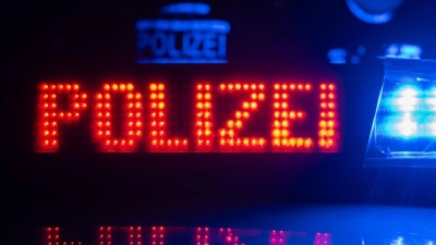 Zu einem Unfall mit einem Kind ist es am Freitagabend in Ansbach gekommen. (Symbolbild: Marijan Murat/dpa/Symbolbild)