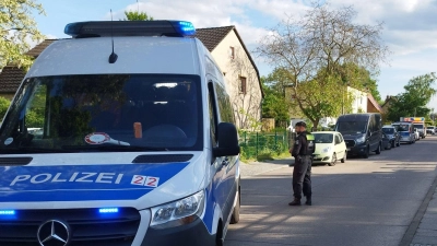 Polizisten sperren eine Straße im Berliner Bezirk Spandau für die Ermittlungsarbeiten. (Foto: Christian Pörschmann/dpa)