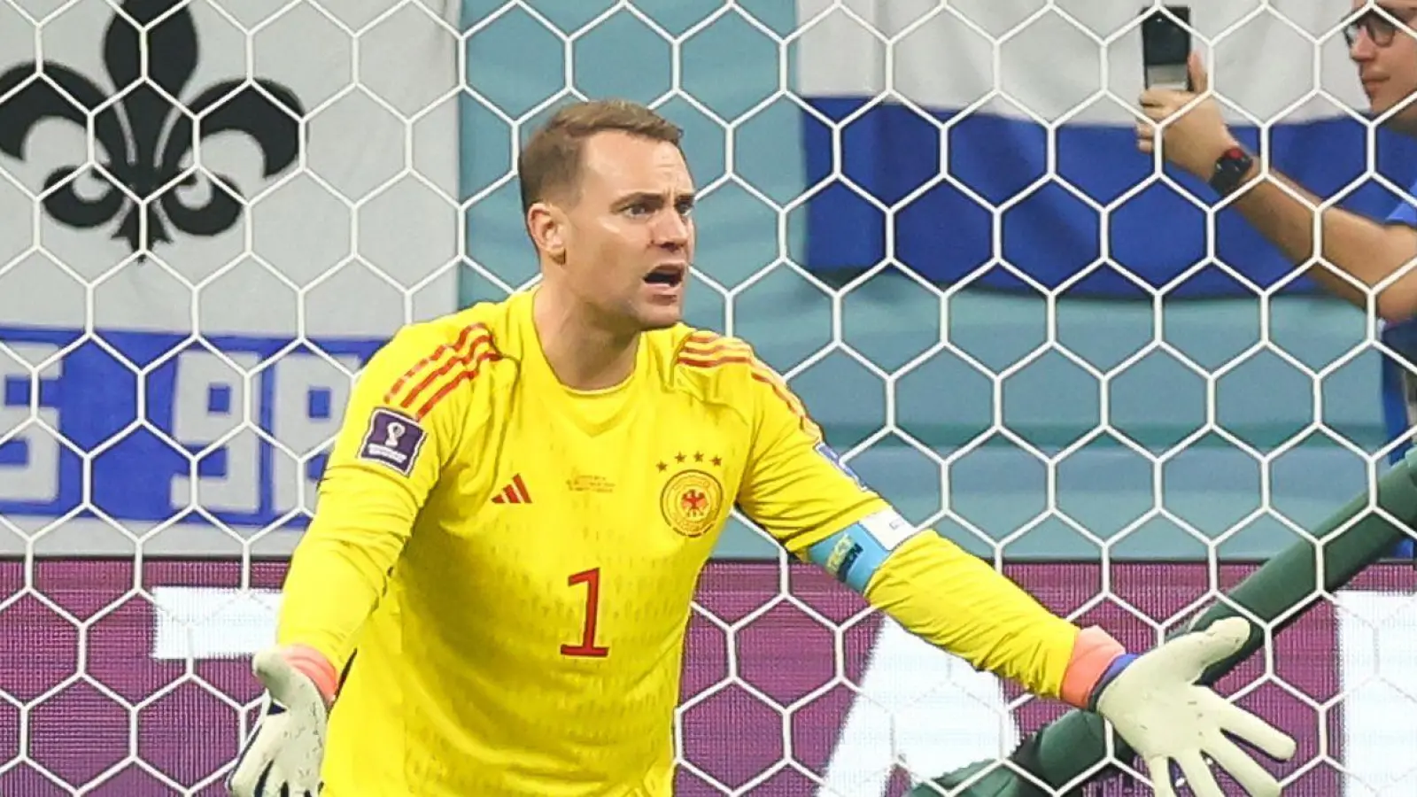 Deutschlands Torwart Manuel Neuer kniet nach einem Gegentor auf dem Rasen. Die deutsche Fußball-Nationalmannschaft muss ohne Neuer in die Vorbereitung auf die in Heim-EM starten. (Foto: Christian Charisius/dpa)