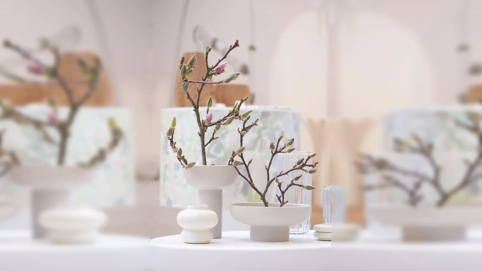 Was man nicht sieht: Ein Sieb im unteren Teil dieser Vasen namens Miyabi von Blomus hält die Zweige an Ort und Stelle. Die Gefäße sind von japanischen Kunst des Ikebana inspiriert und waren auf der Konsumgütermesse Ambiente zu sehen. (Foto: Franziska Gabbert/dpa-tmn)