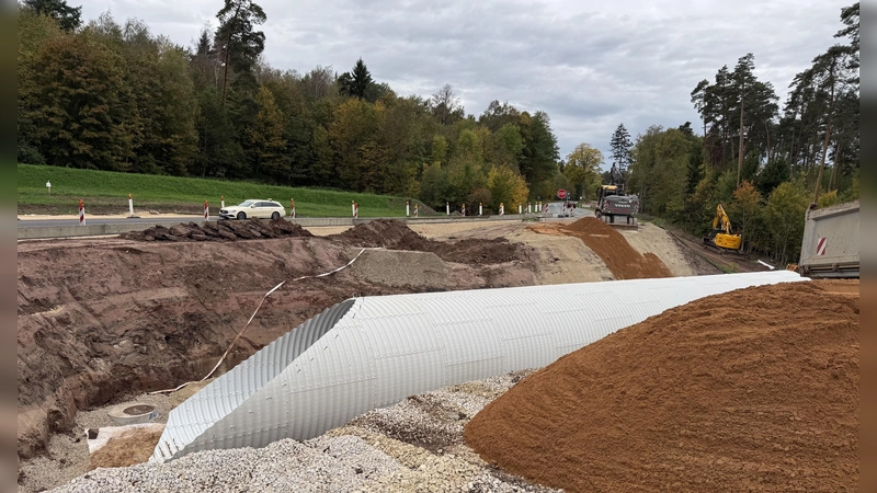 Diesen Durchlass aus Wellstahl werden künftig Radfahrerinnen und Radfahrer nutzen, um nahe Külbingen auf die andere Seite der Bundesstraße 14 zu gelangen.  (Foto: Lara Hausleitner)
