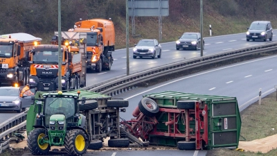 Der Fahrer des Gespanns wurde bei dem Unfall leicht verletzt, wie die Polizei mitteilte. (Foto: Heiko Becker/HMB Media/dpa)