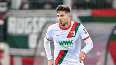 Augsburgs Elvis Rexhbecaj wechselt zu seinem Jugendclub zurück. (Archivbild) (Foto: Harry Langer/dpa)