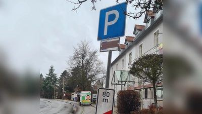 Ein Parkschild in der Rothenburger Straße wurde beklebt. (Foto: Anna Franck)
