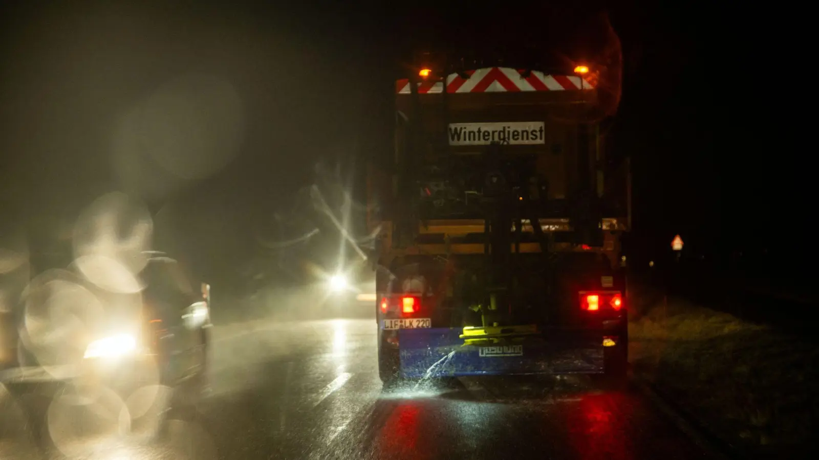 In den kommenden Tagen fällt in Bayern zwar überwiegend Regen, doch glatt werden kann es weiterhin.  (Foto: Pia Bayer/dpa)