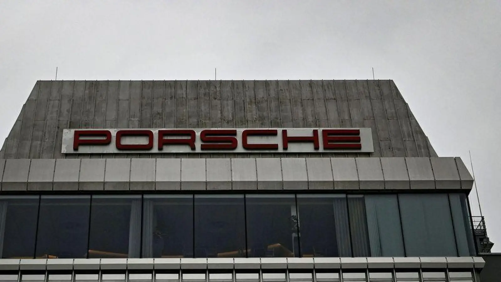 Bei Porsche sind Gespräche über eine Verschärfung des Sparkurses angelaufen.  (Foto: Bernd Weißbrod/dpa)