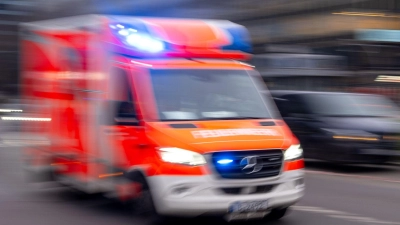 Der 59-Jährige wird nach dem Sturz in ein Krankenhaus gebracht. (Symbolbild) (Foto: Monika Skolimowska/dpa)